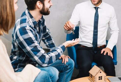 crop-couple-taking-keys-from-agent_23-2147797652 crop-couple-taking-keys-from-agent_23-2147797652